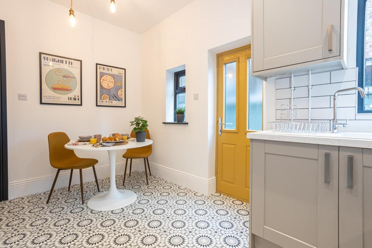 Villa Stunning Scandi 3 Bed House In Manchester-Parking Exterior foto
